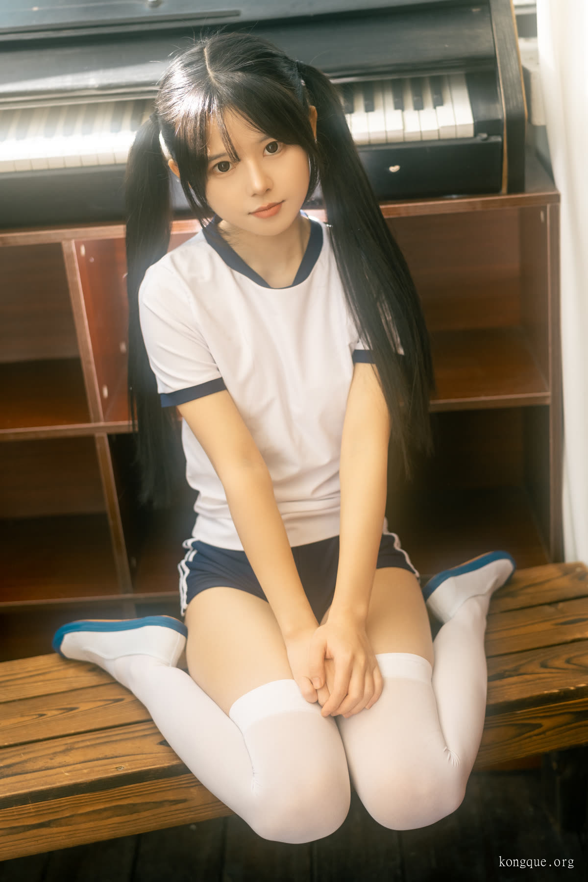 rua阮阮_春の更衣室-体操服__046